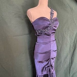 Size 6 pre owned navy gown, one shoulder